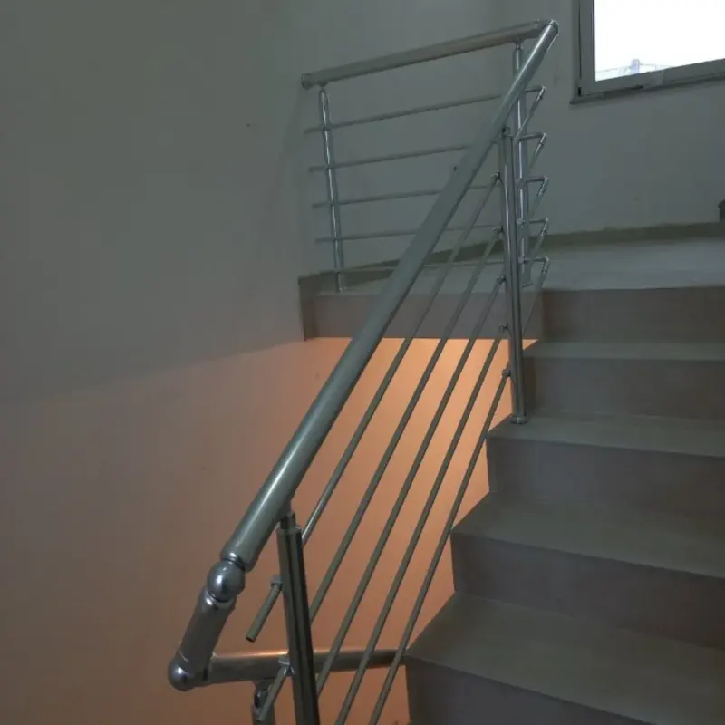 Inox rukohvat i ograda uz stepenice u kući
